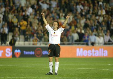 41 años y 40 días. Llegó al Valencia en 1997 procedente del Roma y defendió el lateral izquierdo valencianista durante 9 temporadas ganando 2 Ligas.