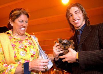 En 2005 Sergio Ramos recibe como regalo de cumpleaños un perro de manos de su madre Paqui García.
