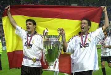 Morientes and Raúl hold the Champions League trophy in Paris.