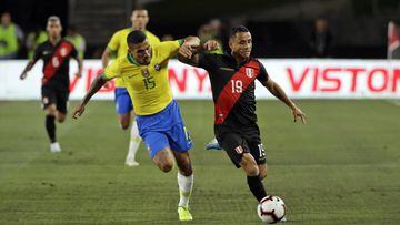 Peru&#039;s Yoshimar Yotun, right, is defended by Brazil&#039;s Allan during the first half of an international friendly soccer match Tuesday, Sept. 10, 2019, in Los Angeles. (AP Photo/Marcio Jose Sanchez)