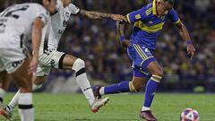 Boca Juniors' Colombian forward Sebastian Villa (R) controls the ball past Central Cordoba's defender Brian Blasi (C) and midfielder Ciro Rius during their Argentine Professional Football League Tournament 2023 match at La Bombonera stadium in Buenos Aires, on February 5, 2023. (Photo by ALEJANDRO PAGNI / AFP)