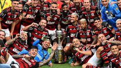 Players of Flamengo celebrate with the trophy after winning the Copa Libertadores final, after the football match between Brazilian teams Flamengo and Athletico Paranaense at the Isidro Romero Carbo Monumental Stadium in Guayaquil, Ecuador, on October 29, 2022. (Photo by Luis Acosta / AFP)