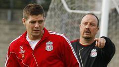 Rafa Ben&iacute;tez da instrucciones a Steven Gerrard durante su etapa en el Liverpool.