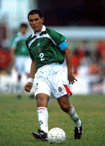 Con 177 partidos, el 'Emperador' Suárez es el futbolista con más juegos disputados con la Selección Mexicana. Siempre fue un líder del tricolor con el que ganó la Copa Confederaciones en 1999 y fue a tres Copas del Mundo (Estados Unidos 1994, Francia 1998, Alemania 2006) aunque solamente jugó en dos. Actualmente, Néstor Araujo ese quien ocupa el número dos en el combinado azteca.