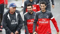 Paris Saint-Germain&#039;s football team player Ezequiel Lavezzi (C) arrives with teammate Javier Pastore (R) and head coach Carlo Ancelotti for a training session in Stegersbach, some 150km south of the Austrian capital city, on July 13, 2012, as part of