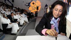 Nawal El Moutawakel, del COI,  firma un panel durante la ceremonia de estreno del logo del labotarorio antidopaje de Doha en 2010.