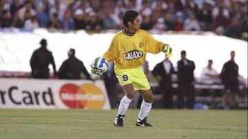 El histórico guardameta mexicano pasó por el Galaxy entre 1996 y 1997, donde disputó 44 encuentros y alternó la posición de arquero y delantero. Posteriormente también jugaría con Chicago Fire.