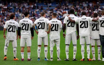 Los jugadores del Real Madrid posan de espaldas para que se vea el nombre y el dorsal de su compañero Vinicius Jr., el cual sufrió varios actos racistas en el anterior partido.