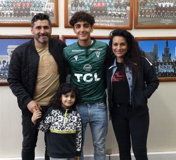 El joven Valladares junto a su familia. 