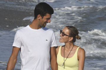 El tenista serbio, ganador del último Wimbledon, y su mujer Jelena Đoković disfrutan de unos días de descanso en la Costa del Sol española.