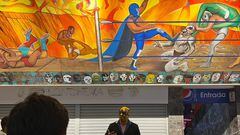 Retro explica a las leyendas que aparecen en el mural que se encuentra en la entrada principal a la Arena México.