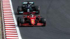 Charles Leclerc (Ferrari SF21) y Lewis Hamilton (Mercedes W12). Estambul, Turqu&iacute;a. F1 2021.