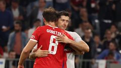 Lewandowski y Goretzka se saludan en el partido de la Champions celebrado en Múnich.