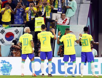 Jugadores brasileños celebran uno de los goles.
