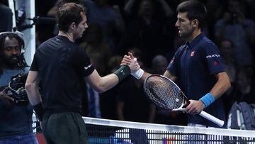 Djokovic y Murray se saludan.