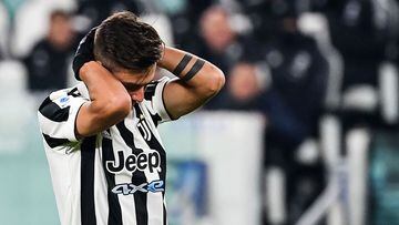 Juventus&#039; Argentine forward Paulo Dybala reacts after missing a goal opportunity during the Italian Serie A football match between Juventus and Genoa on December 5, 2021 at the Juventus stadium in Turin. (Photo by Isabella BONOTTO / AFP)