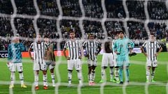 Juventus' Italian defender Daniele Rugani (C) and teammates react at the end of the UEFA Champions League Group H football match between Juventus and Benfica on September 14, 2022 at the Juventus stadium in Turin. (Photo by Vincenzo PINTO / AFP)