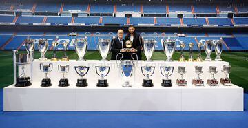 Florentino Pérez y Karim Benzema junto con todos los trofeos conseguidos por el delantero francés.