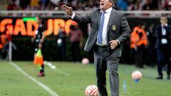 Miguel Herrera gives instructions to his players during a Tigres game.