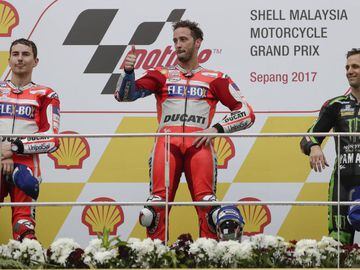 FAZ102. Sepang (Malaysia), 29/10/2017.- First placed Andrea Dovizioso (C) of Italy for the Ducati Team&#039;s, second-placed Spanish Moto GP rider Jorge Lorenzo (L) of Ducati team and third-placed French MotoGP rider Johann Zarco (R) of Monster Yamaha Tech celebrate on the podium after the 2017 Malaysian Motorcycling Grand Prix at Sepang International Circuit, outside Kuala Lumpur, Malaysia, 29 October 2017. (Motociclismo, Malasia, Ciclismo, Italia) EFE/EPA/FAZRY ISMAIL