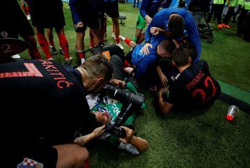 Yuri Cortez, en el suelo, captando el festejo de los jugadores croatas.