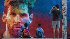 Varios curiosos fotograf&iacute;an una pintada que evoca a Leo Messi.