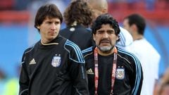 Messi, junto a Maradona.