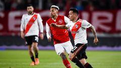 AVELLANEDA, ARGENTINA - AUGUST 07: Esequiel Barco of River Plate drives the ball during a match between Independiente and River Plate as part of Liga Profesional 2022 at Estadio Libertadores de América - Ricardo Enrique Bochini on August 7, 2022 in Avellaneda, Argentina. (Photo by Marcelo Endelli/Getty Images)