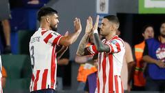 Antonio Sanabria y Omar Alderete de Paraguay celebran un gol hoy, en un partido de las Eliminatorias Sudamericanas para la Copa Mundial de Fútbol 2026 entre Paraguay y Bolivia en el estadio Defensores del Chaco en Asunción.