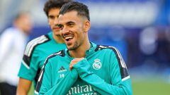 Dani Ceballos, jugador del Real Madrid, sonríe durante una sesión de entrenamiento.