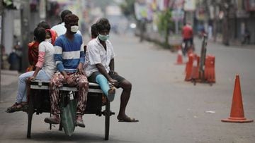 Kolkata (India), 27/07/2020.- Residents ride a cart in a containment zone amid the coronavirus lockdown in Kolkata, India, 27 July 2020. The government of West Bengal announced a complete lockdown to be enforced every weekend in an attempt to slow the spr