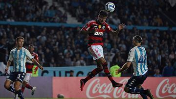 Flamengo's Chilean midfielder Erick Pulgar heads the ball over Racing's defender Emiliano Insua during the Copa Libertadores group stage first leg football match between Argentina's Racing and Brazil's Flamengo, at the Presidente Juan Domingo Peron stadium, in Buenos Aires, on May 4, 2023. (Photo by Luis ROBAYO / AFP)