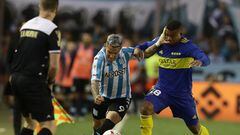 Racing Club's forward Enzo Copetti (C) vies for the ball with Boca Juniors' Colombian defender Frank Fabra during their Argentine Professional Football League semifinal match at Ciudad de Lanus stadium in Lanus, Buenos Aires, on May 14, 2022. (Photo by Alejandro PAGNI / AFP)