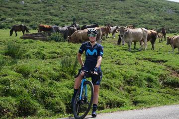 La corredora asturiana, de 27 años, posa baja la atenta mirada de las vacas, alojadas al lado de la carretera. Campeona nacional de ciclocross en 2017, Alicia González lleva en el Movistar femenino desde su fundación, en 2018, y “espera” continuar. 