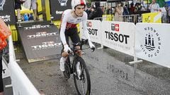 (FILES) In this file photo taken on July 01, 2022 Cofidis team's French rider Guillaume Martin takes the start of the 1st stage of the 109th edition of the Tour de France cycling race, 13,2 km individual time trial stage in Copenhagen, on July 1, 2022. - Cofidis team's French rider Guillaume Martin has withdrawn from the race before the start of the 9th stage in Aigle, Switzerland, due to a positive Covid-19 test result on July 10, 2022. (Photo by Bo Amstrup / Ritzau Scanpix / AFP) / Denmark OUT