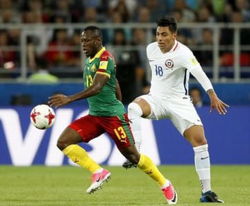 Moscow (Russian Federation), 18/06/2017.- Christian Bassogog (L) of Cameroon and Gonzalo Jara of Chile in action during the FIFA Confederations Cup 2017 group B soccer match between Cameroon and Chile at the Spartak Stadium in Moscow, Russia, 18 June 2017. (Camerún, Moscú, Rusia) EFE/EPA/YURI KOCHETKOV