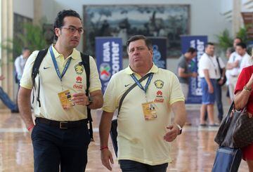 El presidente operativo del Club América, Mauricio Culebro (i), y el técnico del Club América, Miguel Herrera.