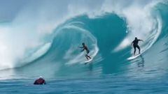 Un surfista de 14 a&ntilde;os ve como otro surfista le salta una ola en Kandui (Mentawai, Indonesia). 