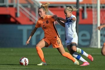 ENSCHEDE - (lr) Jill Roord of Holland Women, Juliette Kemppi of Finland women during the women's friendly international match between the Netherlands and Finland at Stadium De Grolsch Veste on July 2, 2022 in Enschede, Netherlands. ANP GERRIT VAN COLOGNE (Photo by ANP via Getty Images)
