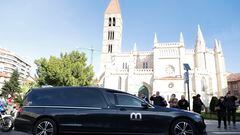 El coche fúnebre con los restos mortales de Concha Velasco recorre las calles de Valladolid