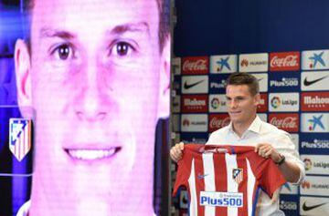 Atletico de Madrid's new signing French forward Kevin Gameiro poses with his new jersey during his presentation at the Vicente Calderon stadium in Madrid on July 31, 2016. / AFP PHOTO / GERARD JULIEN