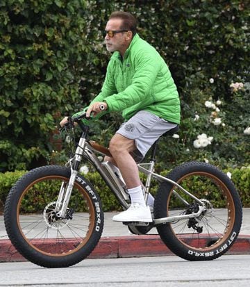 Arnold Schwarzenegger no perdona su paseo diario en bici.