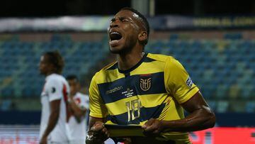Ayrton Preciado festeja un gol con Ecuador