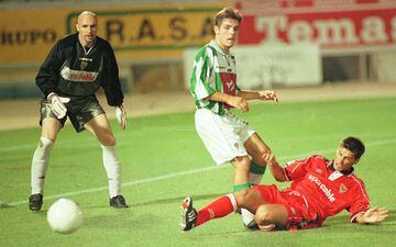 En 1999 puso destino a Europa para fichar por el Sevilla FC donde se le recuerda como uno de los peores fichajes.