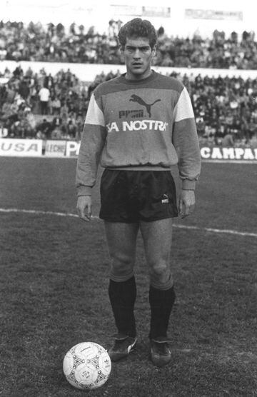 Además de jugar con el Castilla, vistió la camiseta del Real Madrid durante tres temporadas desde 1987 hasta 1990. Jugó con el Mallorca la temporada 1987-88.
