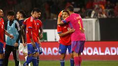 Los jugadores de Chile celebran el triunfo contra Paraguay durante el partido amistoso disputado en el estadio Monumental en Santiago, Chile.