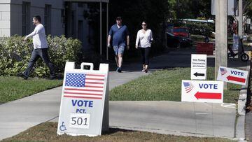 ARCHIVO - En esta foto de archivo del 17 de marzo de 2020, los votantes se dirigen a un colegio electoral para votar en las elecciones primarias de Florida en Orlando, Florida.