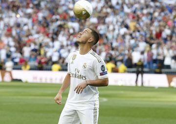 Hazard juggles the ball for the fans at the Bernabéu.
