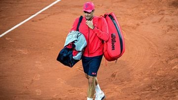 Roger Federer deja la pista tras su victoria ante Dominik Koepfer en tercera ronda de Roland Garros 2021.
