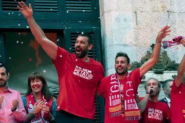 Stuani, festejando el ascenso del Girona junto a otro mítico veterano: Marc Gasol.
